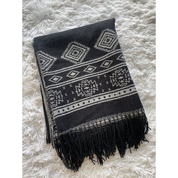 JUST JAMIE Black & White Geometric Pattern Poncho OSFM - Picture 7 of 7